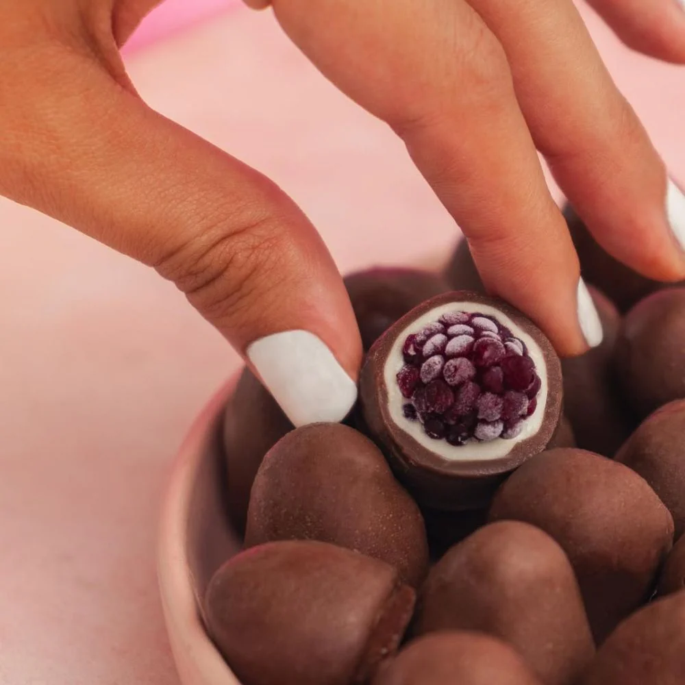 Fruity Bites Moras Bañadas con Doble Cobertura de Chocolate de leche y chocolate blanco 170gr - Image 2