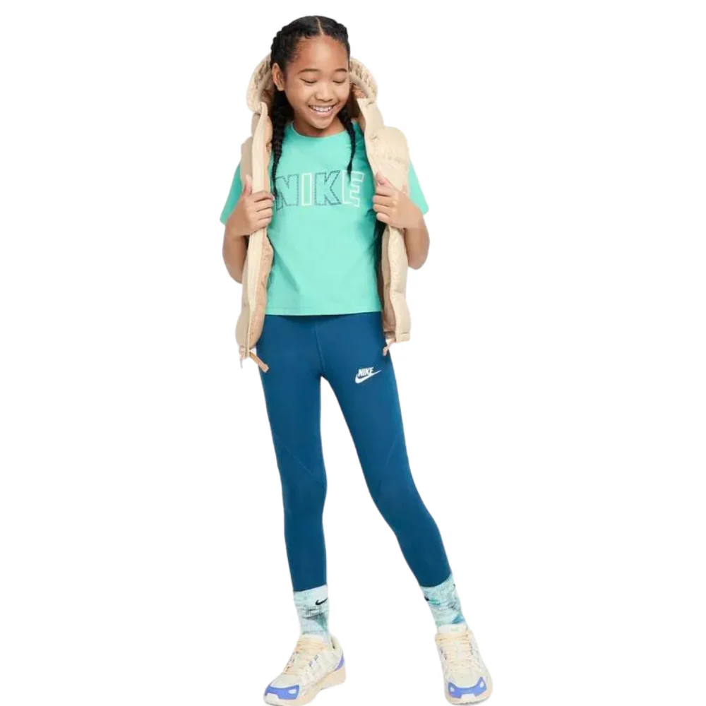 Nike Franela Sportwear Essential Crop Futura Para Niñas - Image 2