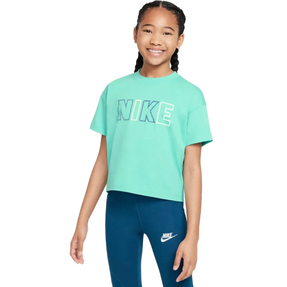 Nike Franela Sportwear Essential Crop Futura Para Niñas - Image 4