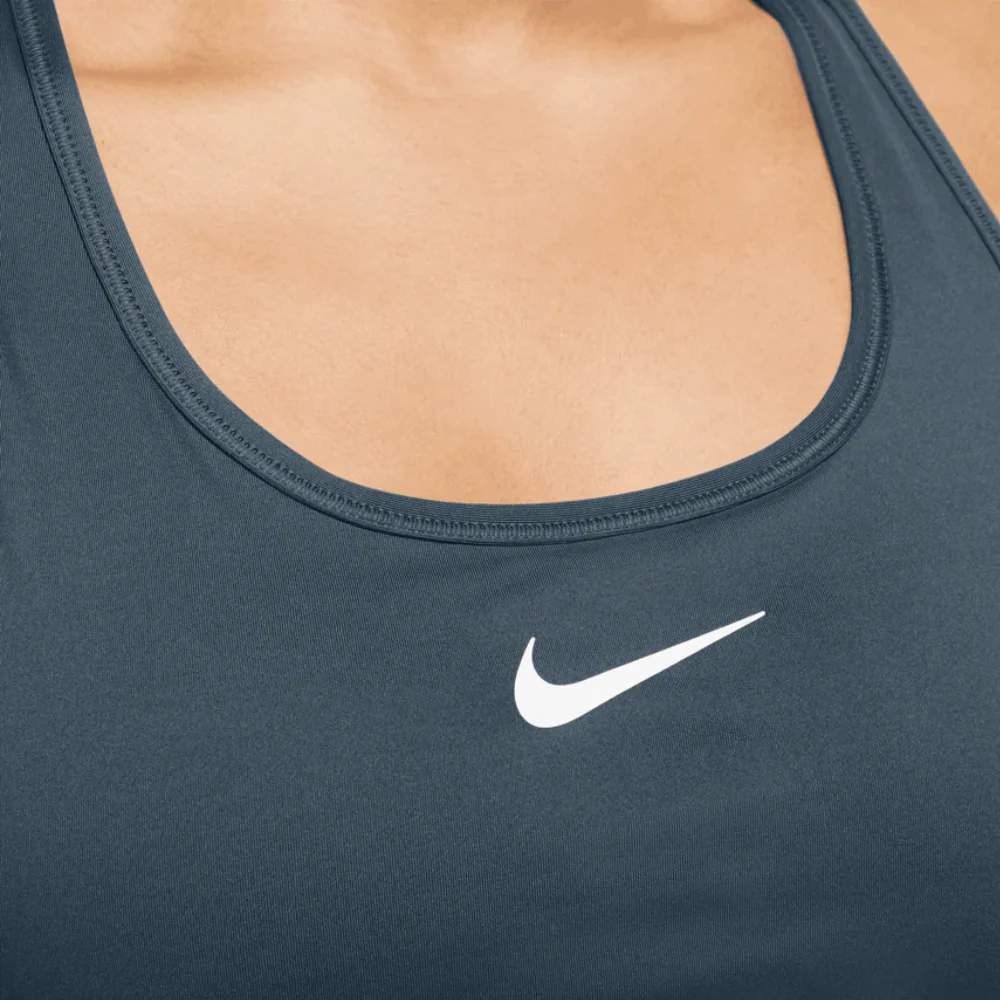 Nike Med Swoosh Sujetador Deportivo para Damas - Image 3